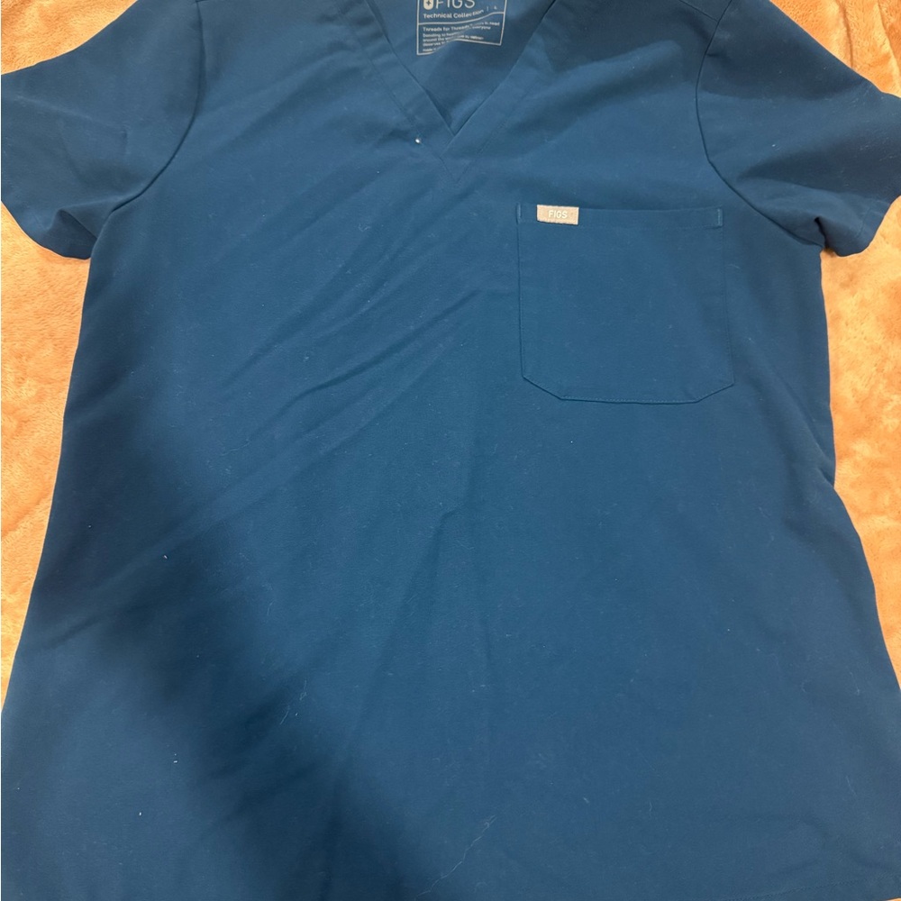 FIGS Caribbean Blue women’s one pocket top
